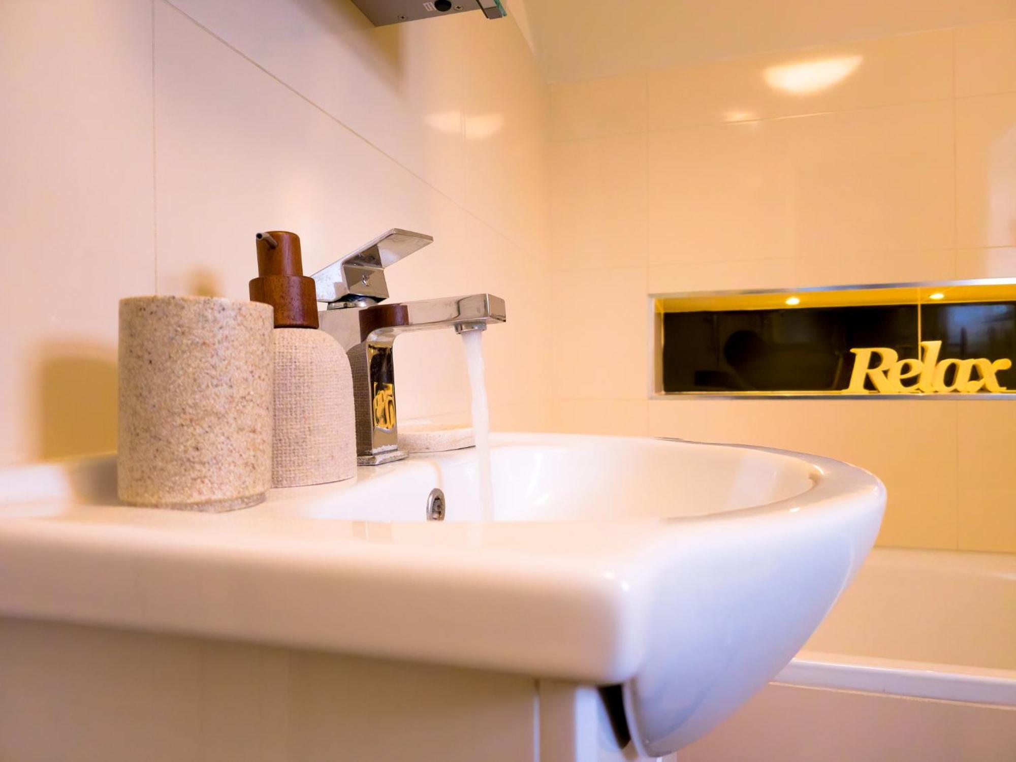 Charming London Home, Opp Arnos Grove Underground Station, Parking New Southgate Exterior foto